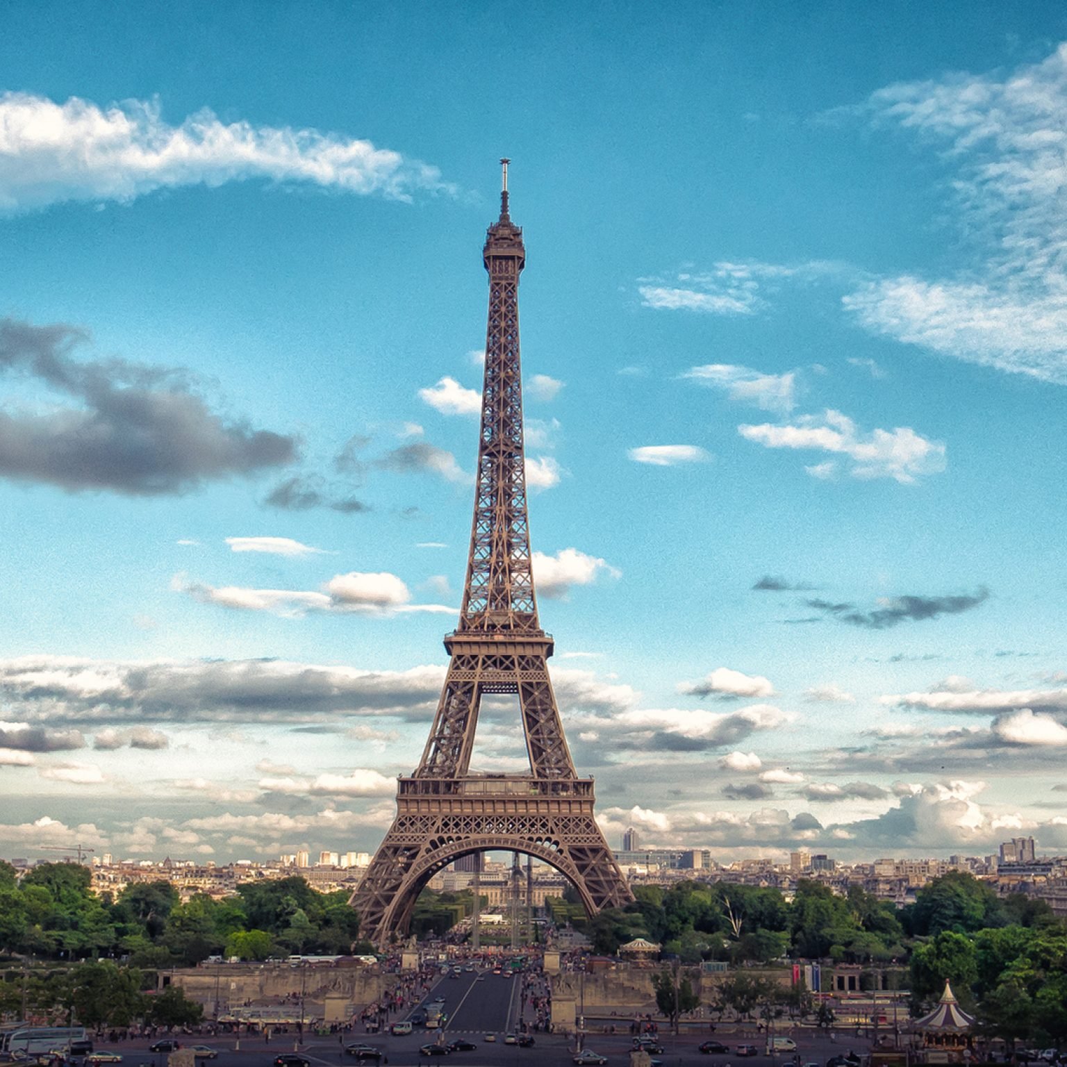 Eiffel Tower HD Desktop Background