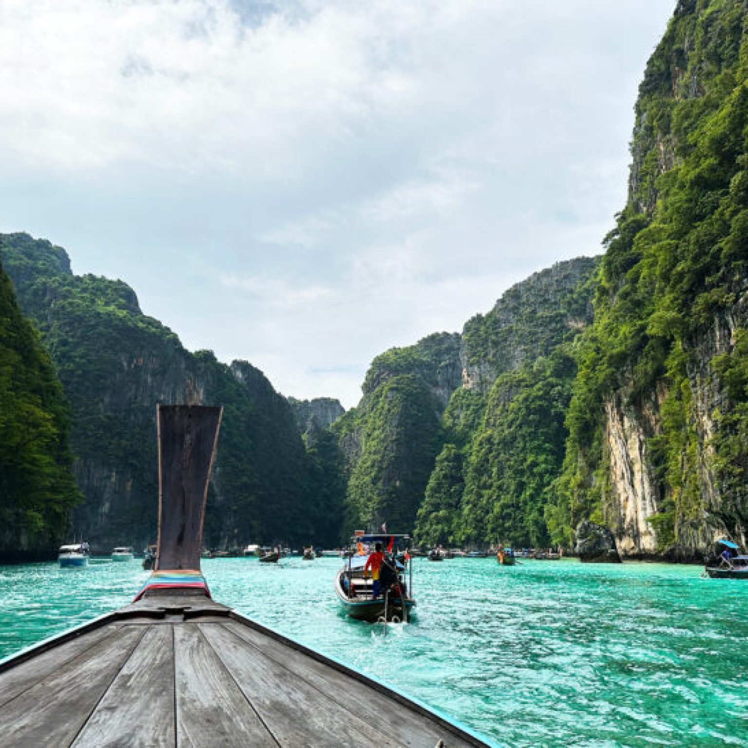 phi-phi-island-Boat-beach-Phuket-Thailand