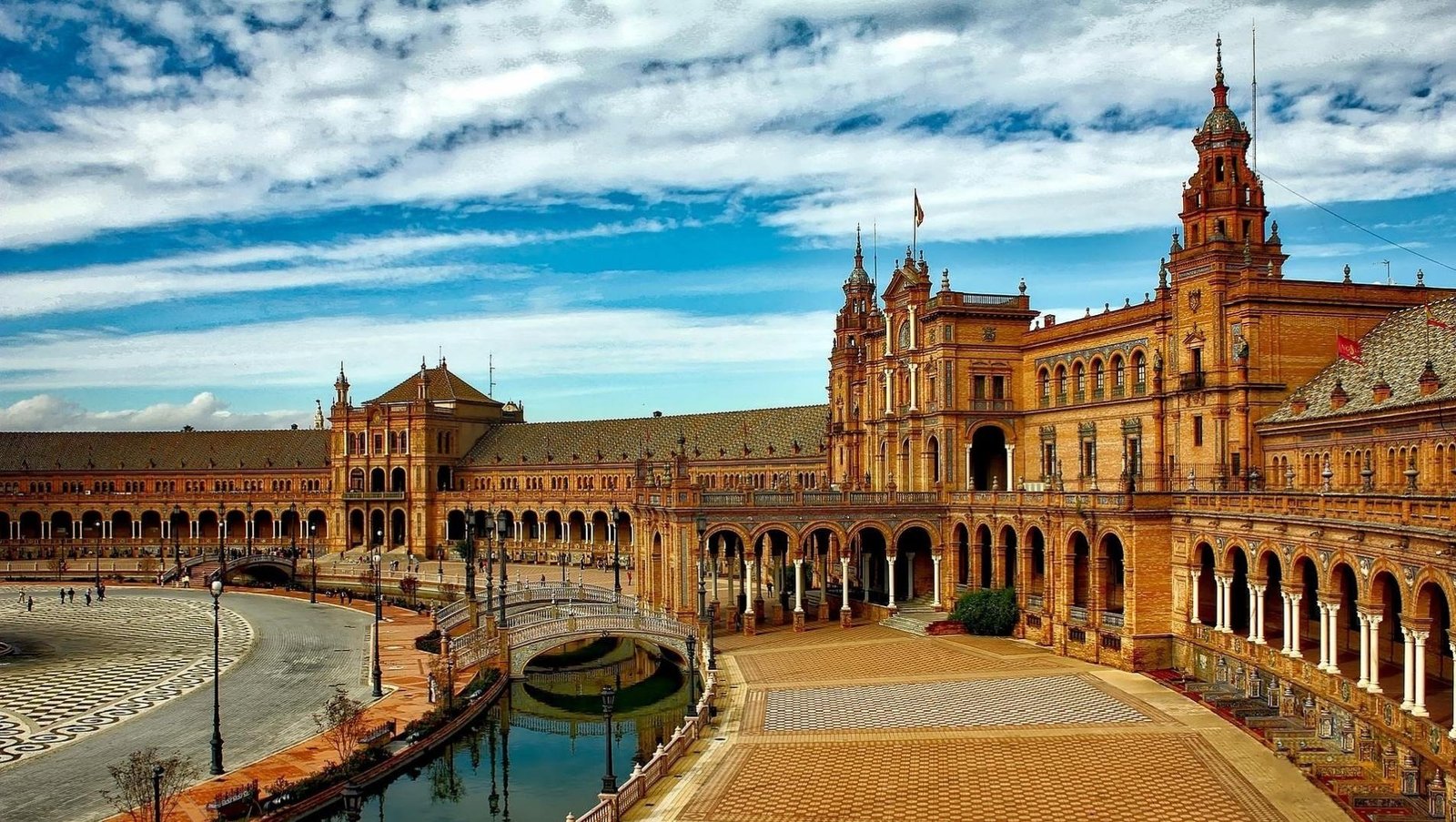 a) City tour of Seville